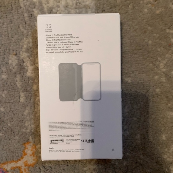 Apple iPhone 11 Pro Max Leather Folio - Black - Picture 2 of 4